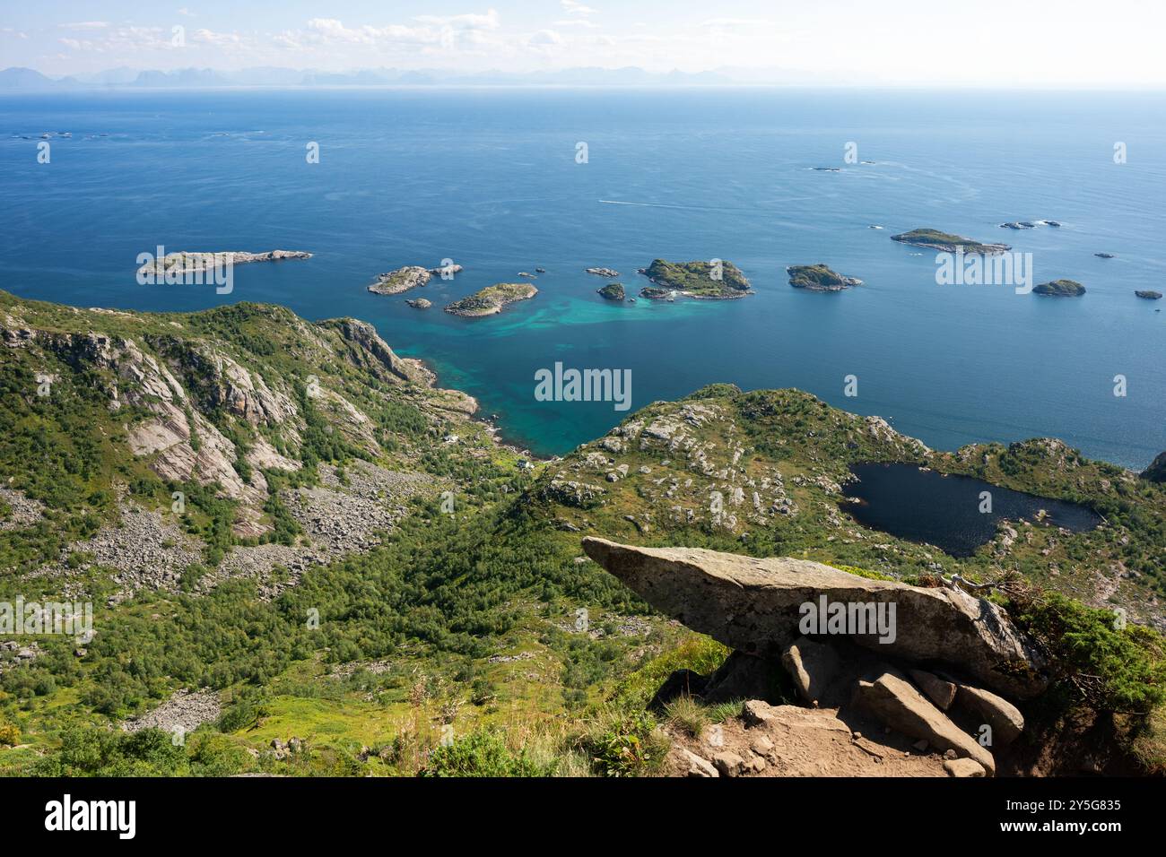 Meerblick mit felsigen Inseln und Berghängen in der Nähe von Henningsvaer Stadt, Lofoten Norwegen Stockfoto