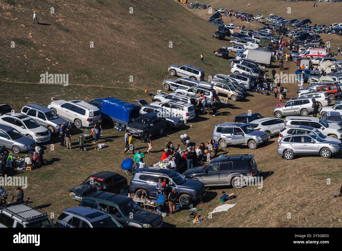 Viele Autos parkten auf einem Parkplatz in der Natur auf einer Reise nach Asien in Kasachstan. Shymkent, Kasachstan - 17. März 2024 Stockfoto