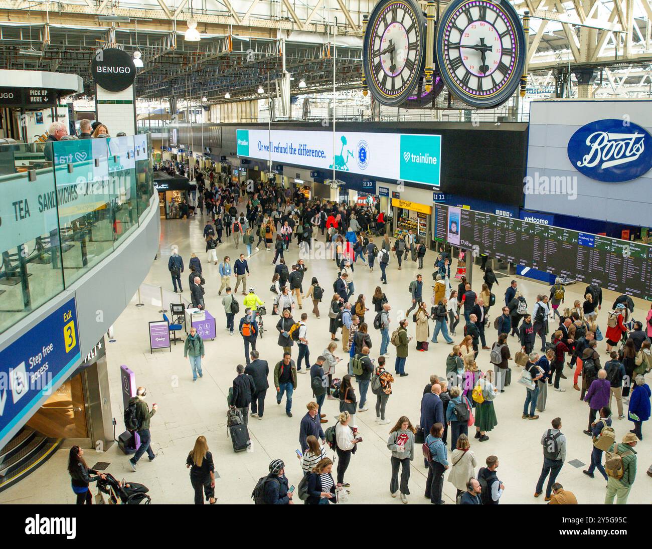 BILDER ABLEGEN. Waterloo, London, Großbritannien. September 2024. Die Triebfahrzeugführer haben eine Lohnvereinbarung akzeptiert, die das Ende der mehr als zwei Jahre andauernden Streiks in England, Schottland und Wales vorsieht. Die Mitglieder der Aslef union nahmen ein Angebot an, das eine rückdatierte Gehaltserhöhung von 5 % für 2022-23, eine Gehaltserhöhung von 4,75 % für 23-24, eine Gehaltserhöhung von 4,5 % für 24-25. September 2024. Passagiere am Waterloo Railway Station in London. Kredit: Maureen McLean/Alamy Stockfoto