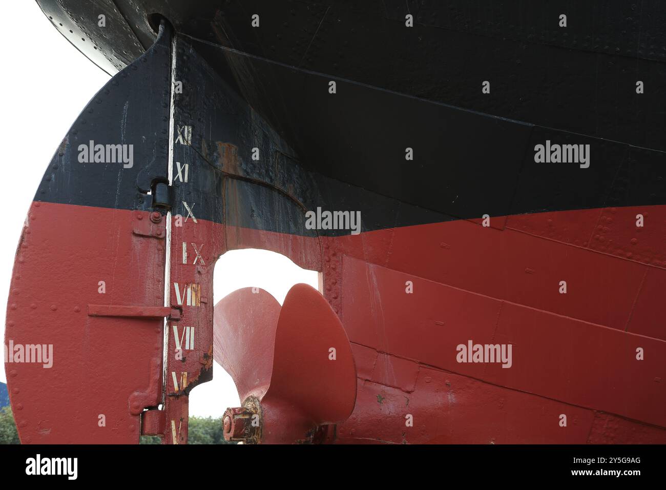 Propeller des Schiffes mit römischen Zahlen, um Wasserstand und Plimsoll-Linie anzuzeigen Stockfoto