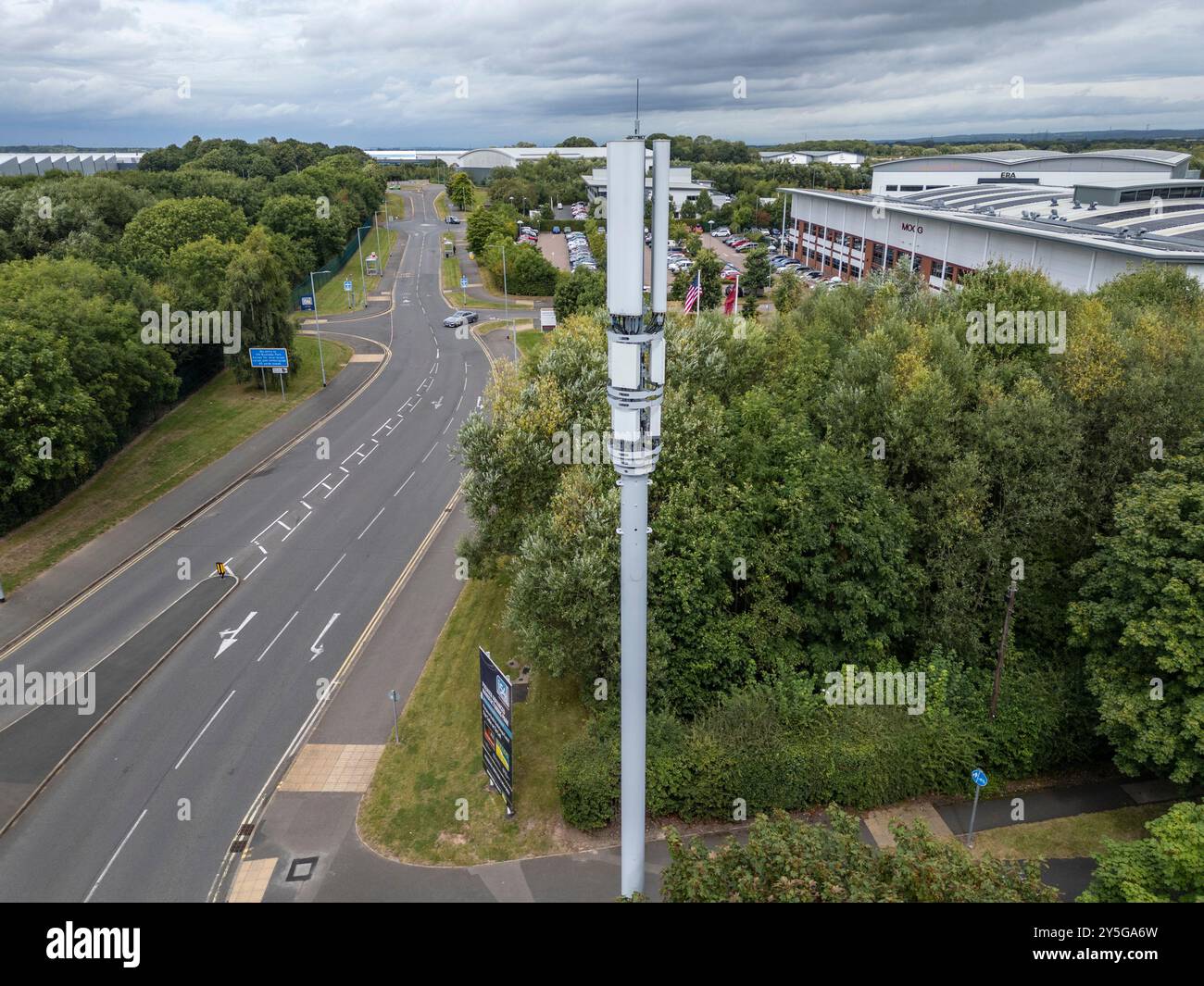 Luftaufnahme eines 5G-Telekommunikationsturms in Wolverhampton, Großbritannien. Stockfoto