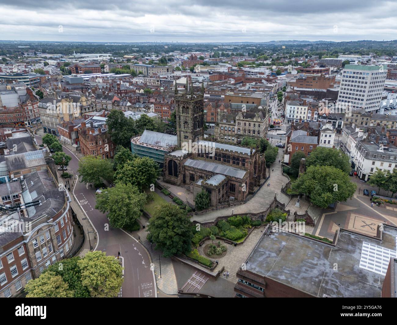 Aus der Vogelperspektive auf das Zentrum von Wolverhampton (WV1), West Midlands, England einschließlich St. Peter's Collegiate Church. Stockfoto