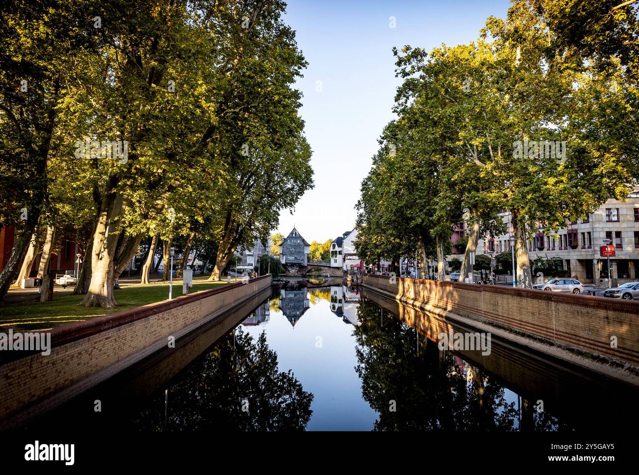 21.09.2024 - Eindruck: Die Brückenhäuser auf der Alten Nahebrücke in Bad Kreuznach Rheinland-Pfalz spiegeln sich am Abend im Mühlenkanal. Die Brückenhäuser sind in Holzfachwerk-Bauweise errichtet und stehen auf der Alten Nahebrücke. Sie waren als steinerne Brücke 1300 erbaut. Auf acht Pfeilern überbrückte sie die beiden Arme der nahe, die Stadt durchfließen: Die nahe und den Mühlenkanal. Allerdings ist nur die Brücke über den Mühlenkanal in ihrer historischen Form als Pfeilerbrücke erhalten. Bad Kreuznach Altstadt Rheinland-Pfalz Deutschland *** 21 09 2024 Eindruck die Brückenhäuser auf Stockfoto