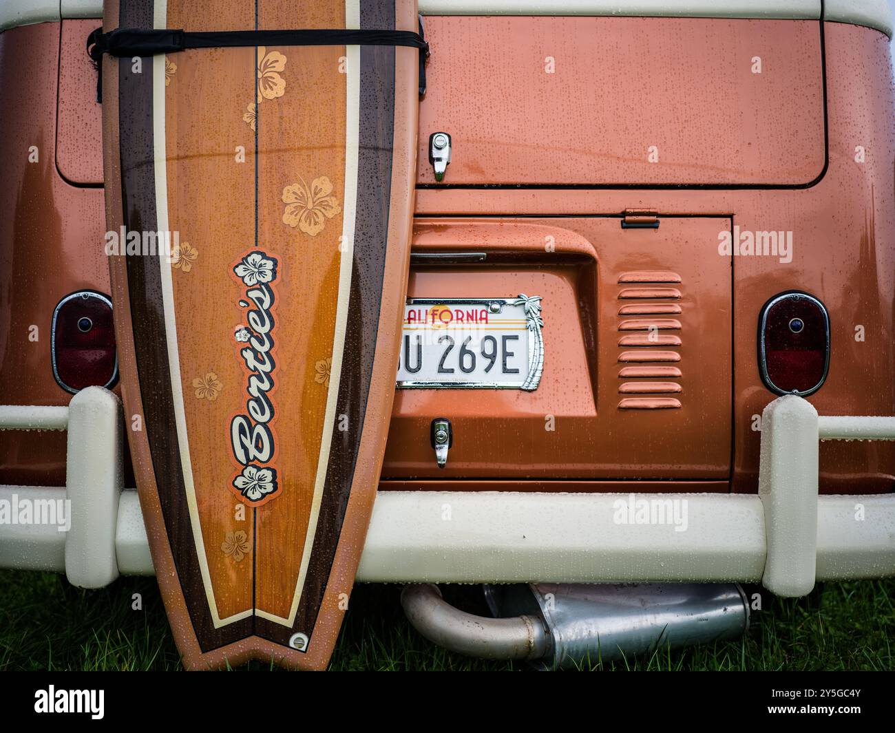 BRAUNER VW WOHNMOBIL MIT SURFBRETT, KALIFORNIEN NUMMERNSCHILD SAINT MAWGAN VINTAGE STEAM RALLYE Stockfoto