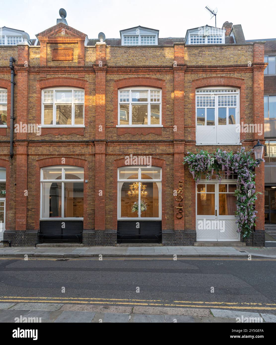 Cole & Son Building – Außenansicht Est. 1875 Handprited Wallpaper , London , UK Stockfoto