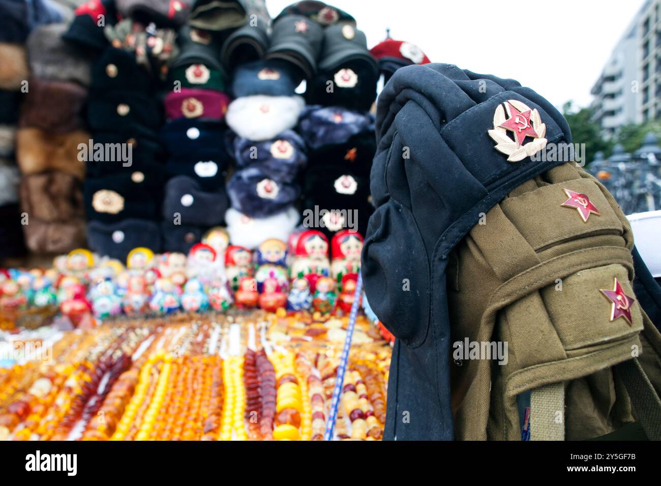 Der Souvenirstand in Berlin zeigt Erinnerungsstücke aus der DDR und der UdSSR und zieht Touristen und Einheimische gleichermaßen mit einzigartigen historischen Gegenständen an. Stockfoto