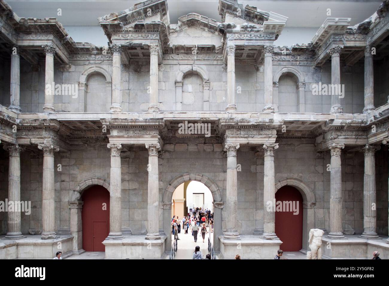 Berlin, Deutschland, 24. Juli 2009, Besucher bewundern die atemberaubende antike Architektur des Markttors von Milet im Pergamonmuseum in Berlin, Germa Stockfoto