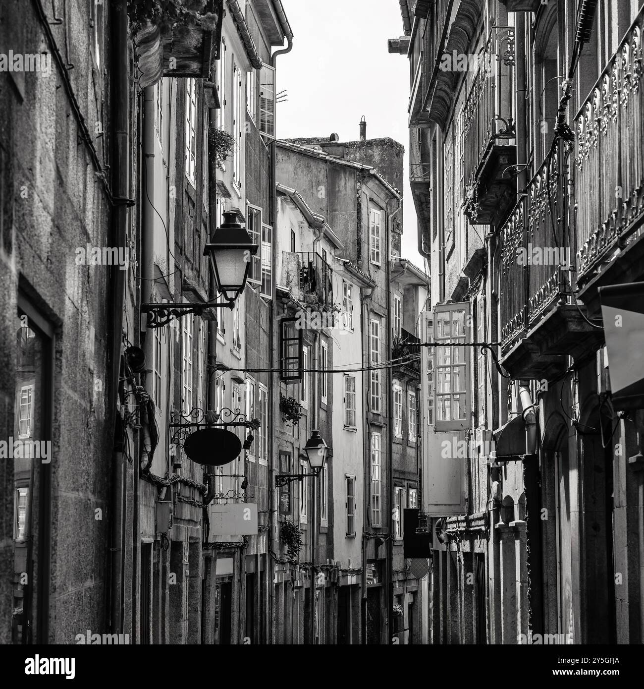 Malerische Gebäude in den engen Gassen des historischen Zentrums von Santiago de Compostela, Galicien, Schwarzweißbild. Stockfoto