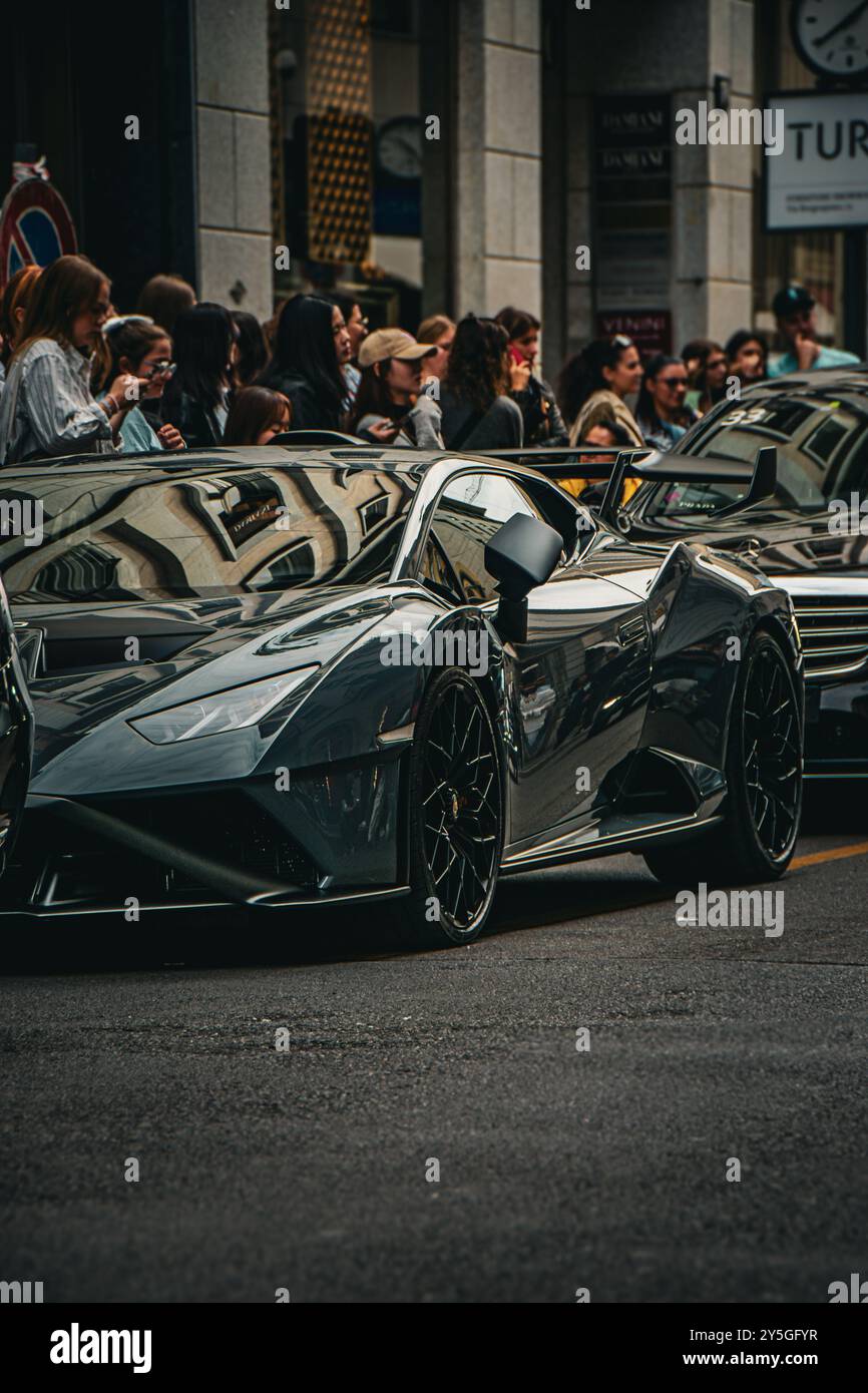 Nahaufnahme eines Lamborghini-Supersportwagens in einer lebhaften urbanen Umgebung mit schlankem Design, aggressivem Design und Hochleistungs-Luxus Stockfoto