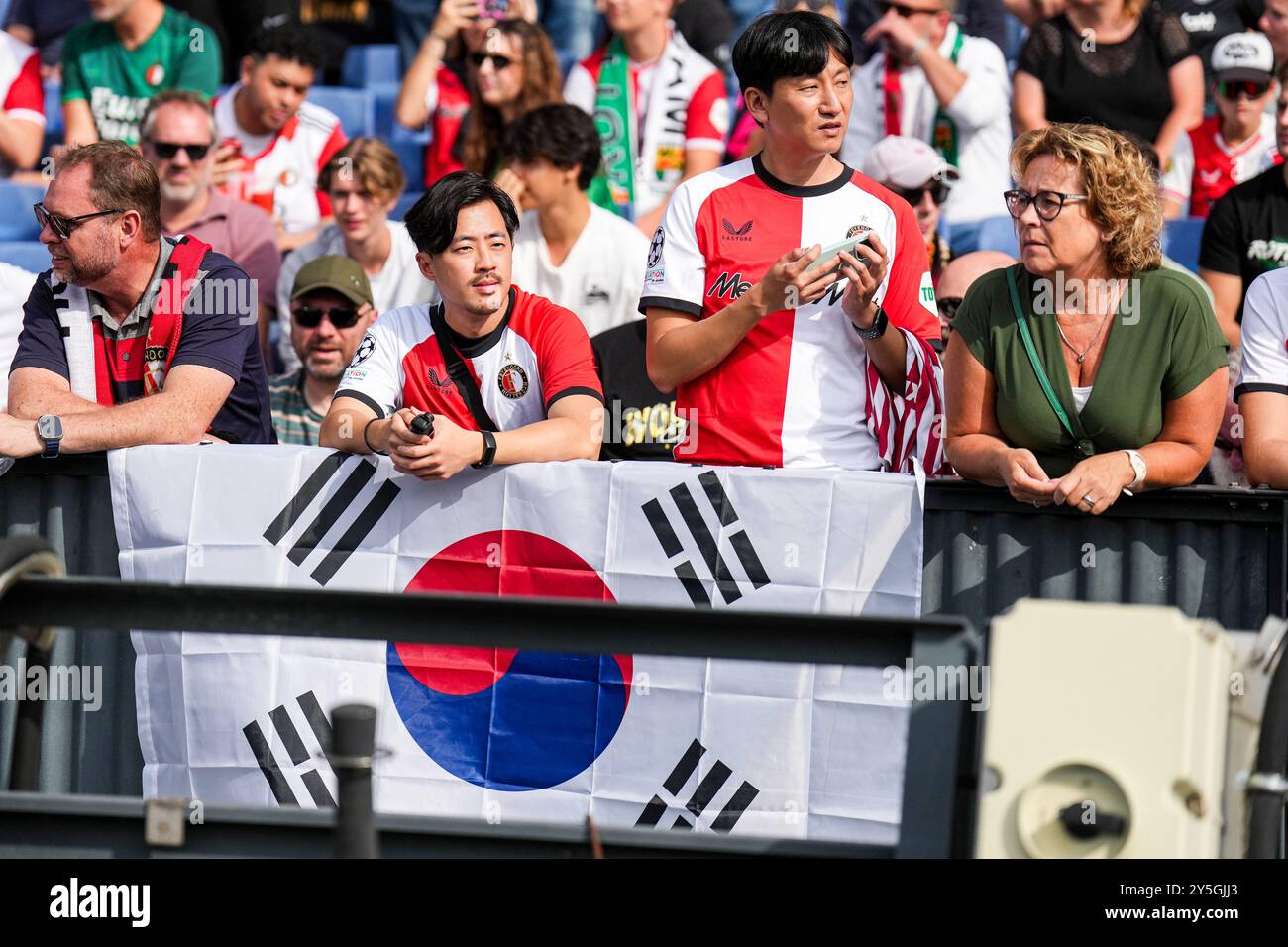 Rotterdam, Niederlande. September 2024. Rotterdam - koreanische Fans in der sechsten Runde der Eredivisie-Saison 2024/2025. Das Spiel findet am 22. September 2024 im Stadion Feijenoord de Kuip zwischen Feyenoord und NAC Breda statt. Credit: Box to Box Pictures/Alamy Live News Stockfoto