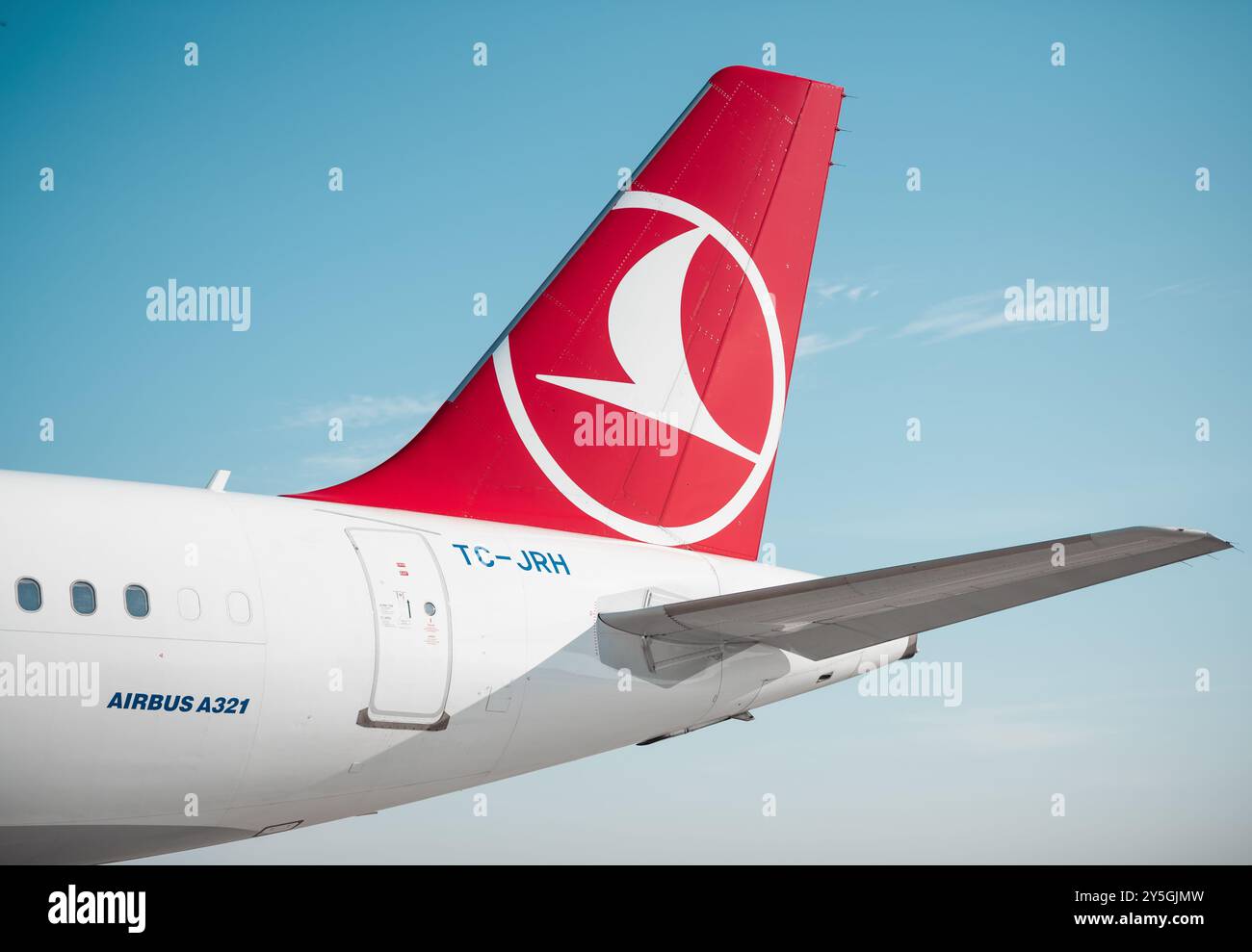 Die Heckpartie der Turkish Airlines an einem sonnigen Tag. Entleerung des weißen Airbus A321 (TC-JRH) mit rotem vertikalen Stabilisator. Stockfoto