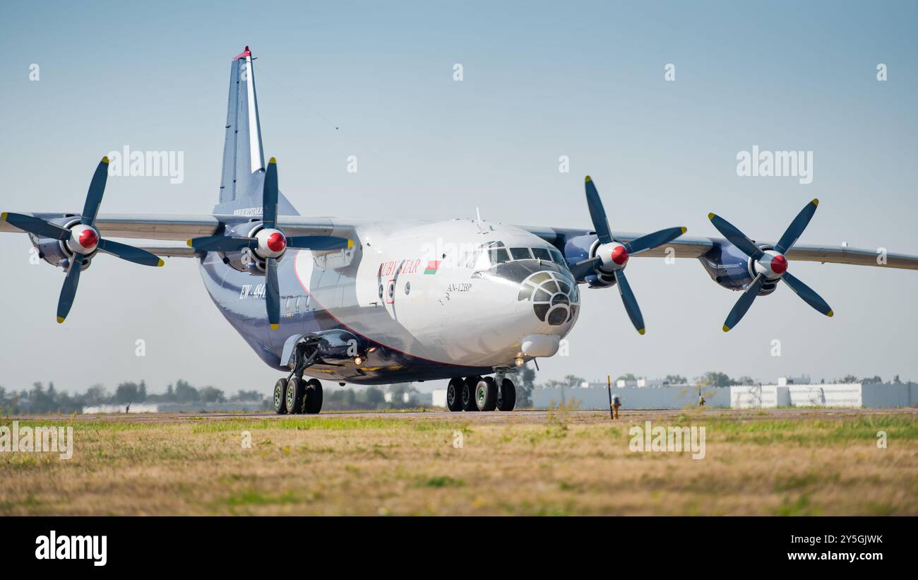 RubyStar Antonov an-12 (EW-484TI) fährt nach der Landung auf dem Flugplatz. Vordere Dreiviertelansicht von Frachtflugzeugen mit Turboprop-Motoren. Stockfoto