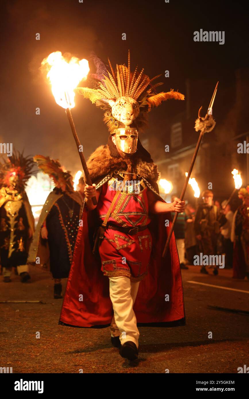 Mayfield, Sussex, Großbritannien. September 2024. Menschenmassen strömten nach Mayfield, um den jährlichen Karneval und die Fackelprozession zu feiern. Die Mayfield Bonfire Society veranstaltet fast jedes Jahr seit fast einem Jahrhundert einen Karneval, außer in Kriegszeiten, Typhus und COVID. Nach Lewes wird angenommen, dass es der längste in Sussex ist. Das Wetter hielt bis zur letzten Prozession an, als sich der Himmel öffnete. Kredit : Monica Wells/Alamy Live News Stockfoto