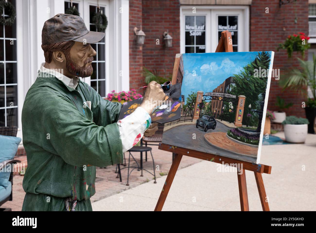 Man at Staffelei Skulptur des Künstlers Seaward Johnson. Eines von 23 Werken des Bildhauers Johnson, die die Stadt Carmel im Laufe der Jahre erworben hat. Stockfoto