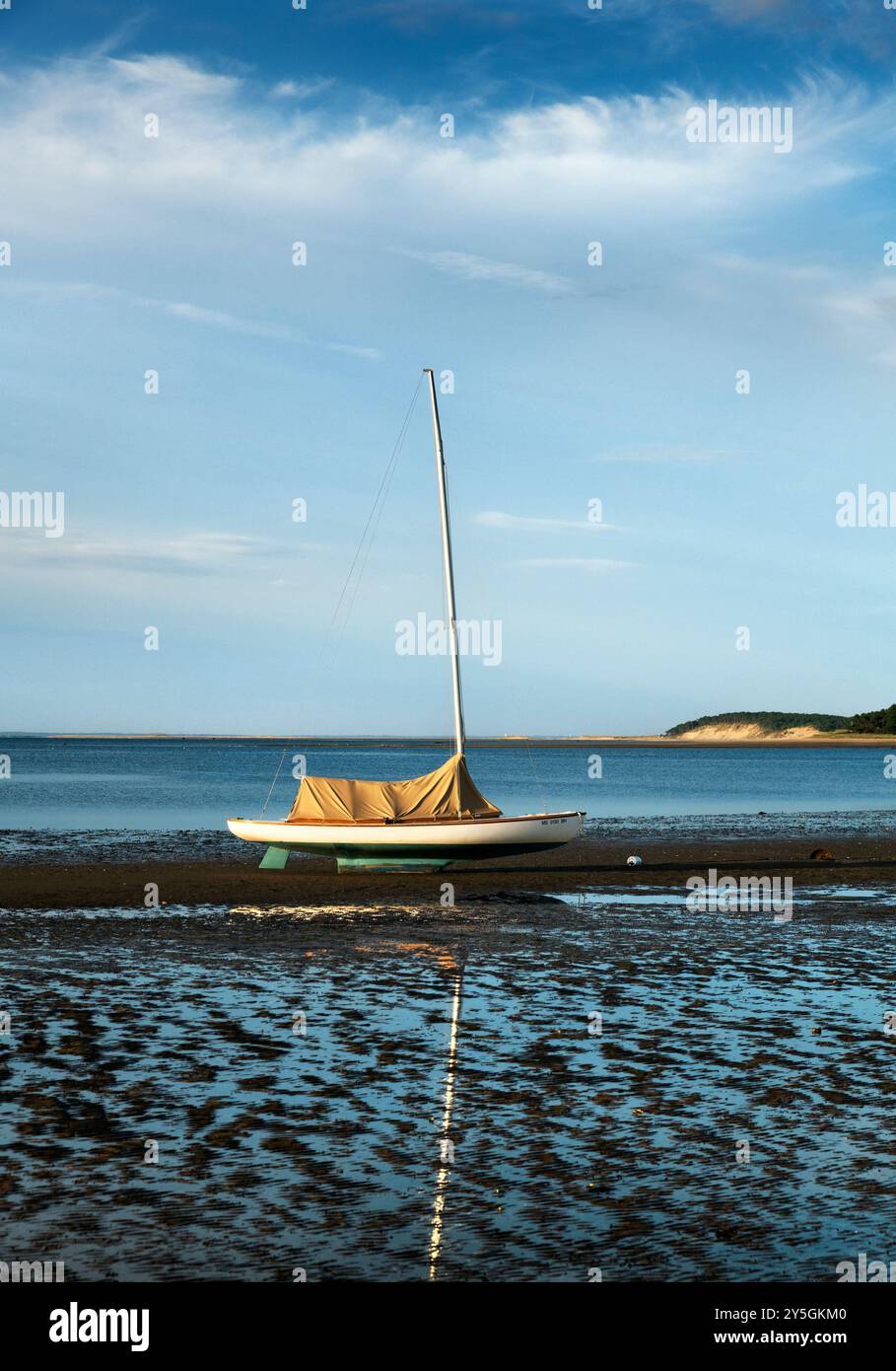 Segelboot vor Anker in Wattenmeeren, Wellfleet, Cape Cod, Massachusetts, USA. Stockfoto