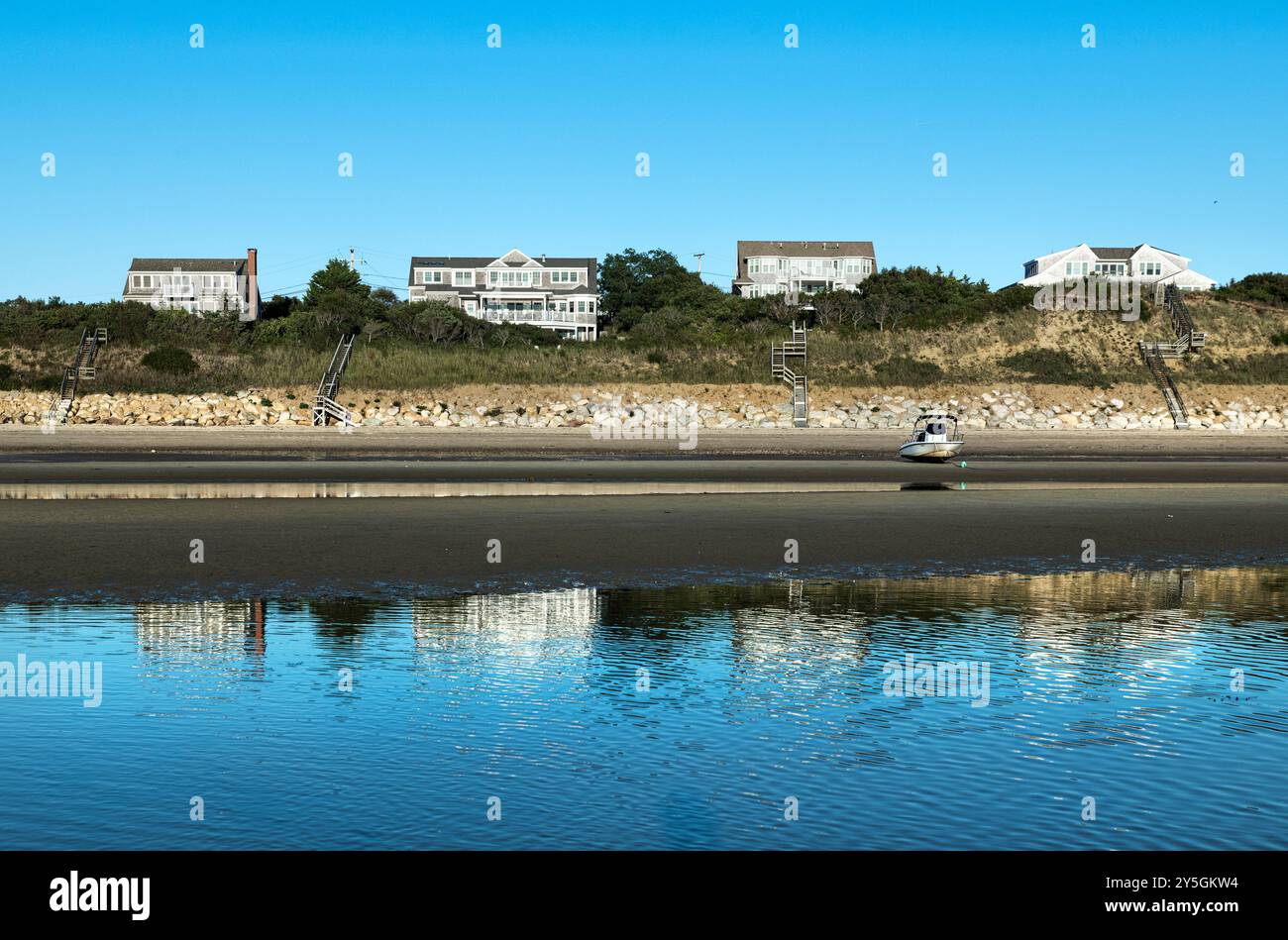 Große Häuser am Wasser in der Cape Cod Bay in Eatham. Stockfoto