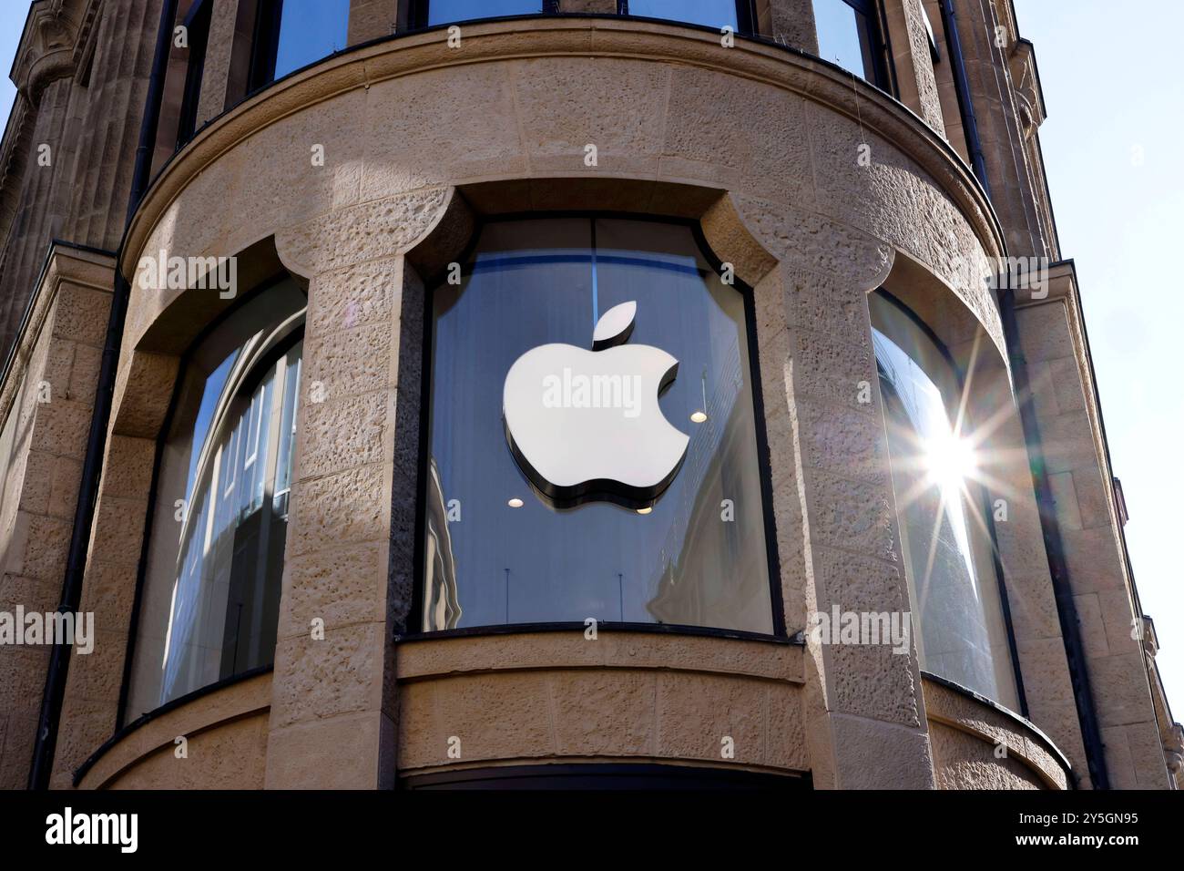 Ein Apple Store in Köln. Kunden stehen an, um ihre Hände an das neue iPhone 16 legen zu können. Das Apple-Logo ist zu sehen. Themenbild, Symbolbild Köln, 21.09.2024 NRW Deutschland *** ein Apple Store in Köln Kunden stellen sich an, um das neue iPhone in die Hände zu legen 16 das Apple Logo ist zu sehen Themenbild, Symbolbild Köln, 21 09 2024 NRW Deutschland Copyright: XChristophxHardtx Stockfoto