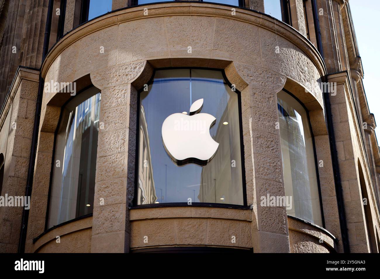 Ein Apple Store in Köln. Kunden stehen an, um ihre Hände an das neue iPhone 16 legen zu können. Das Apple-Logo ist zu sehen. Themenbild, Symbolbild Köln, 21.09.2024 NRW Deutschland *** ein Apple Store in Köln Kunden stellen sich an, um das neue iPhone in die Hände zu legen 16 das Apple Logo ist zu sehen Themenbild, Symbolbild Köln, 21 09 2024 NRW Deutschland Copyright: XChristophxHardtx Stockfoto