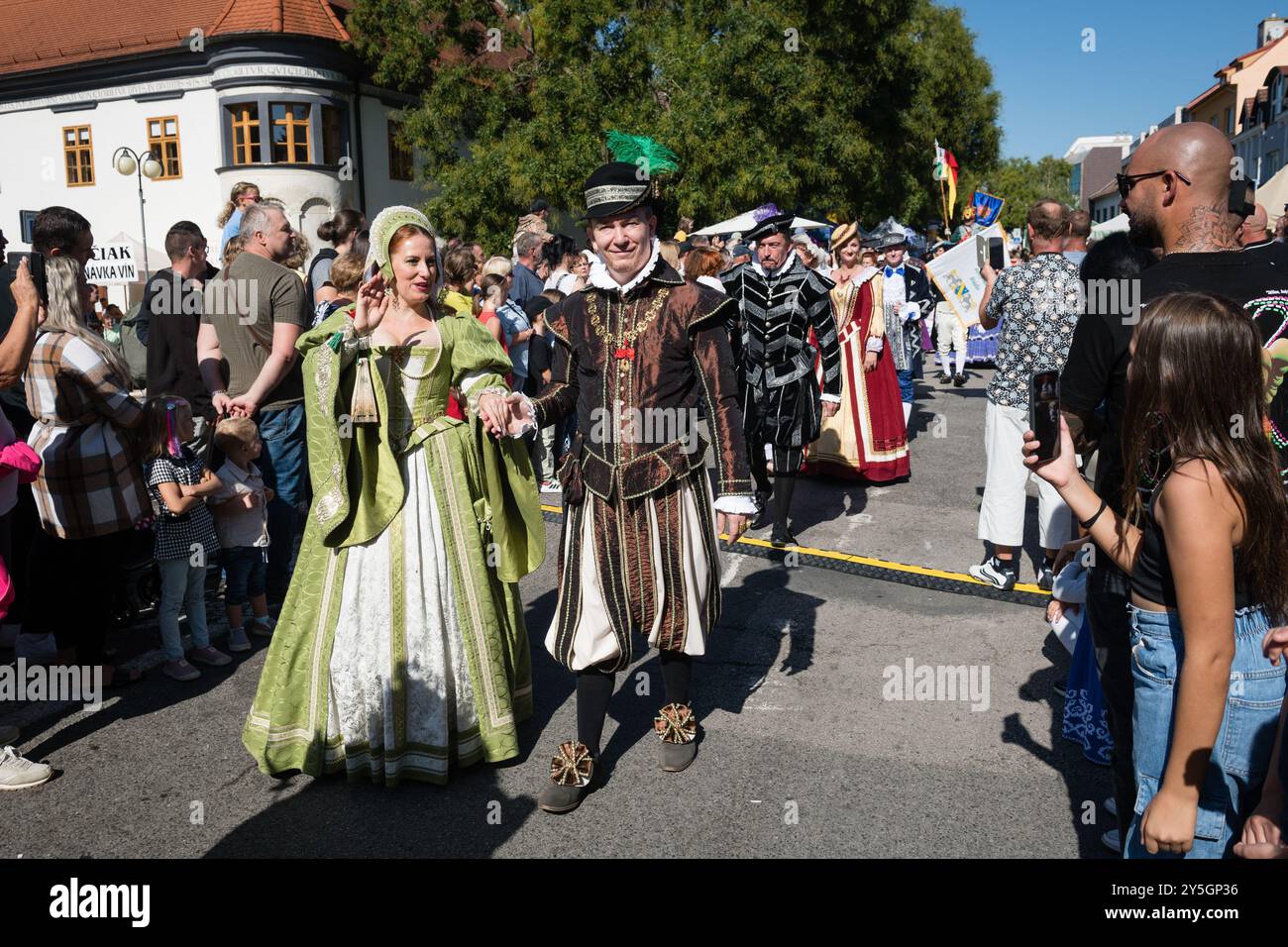 PEZINOK, SLOWAKEI - 22. September 2024: Allegorische Prozession im Rahmen der traditionellen Erntedankfeier und Kostümparade in Pezinok Stockfoto