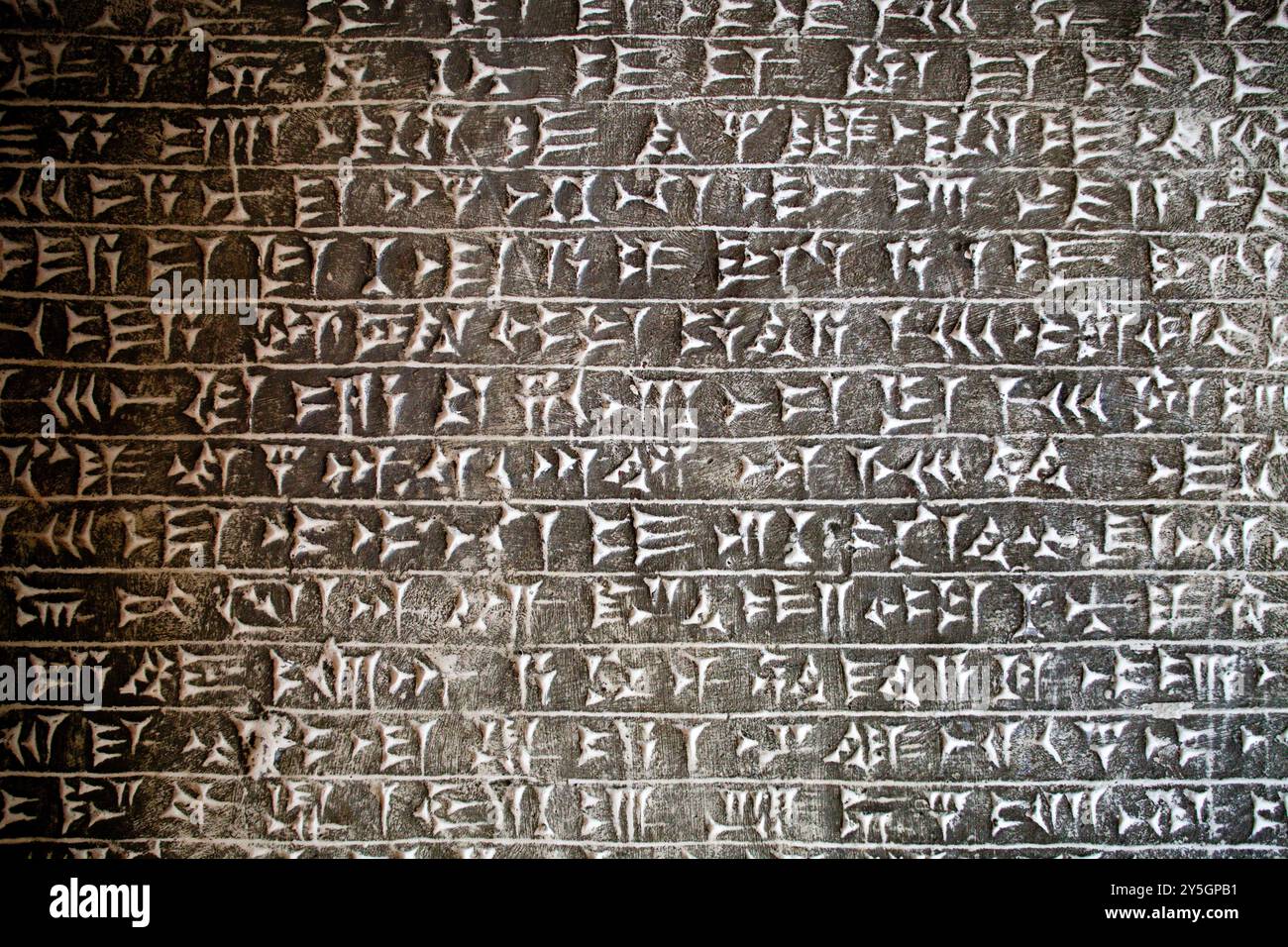 Berlin, Deutschland, 24. Juli 2009, entdecken Sie im Pergamonmuseum in Berlin komplizierte assyrische Keilschrift, die auf Stein gemeißelt wurde und antike Zivilisten zeigt Stockfoto