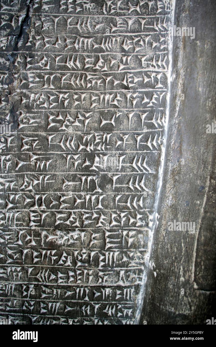 Berlin, Deutschland, 24. Juli 2009, erkunden Sie die antike assyrische Keilschrift auf Stein, die im Berliner Pergamonmuseum untergebracht ist, ein Highlight von Hist Stockfoto