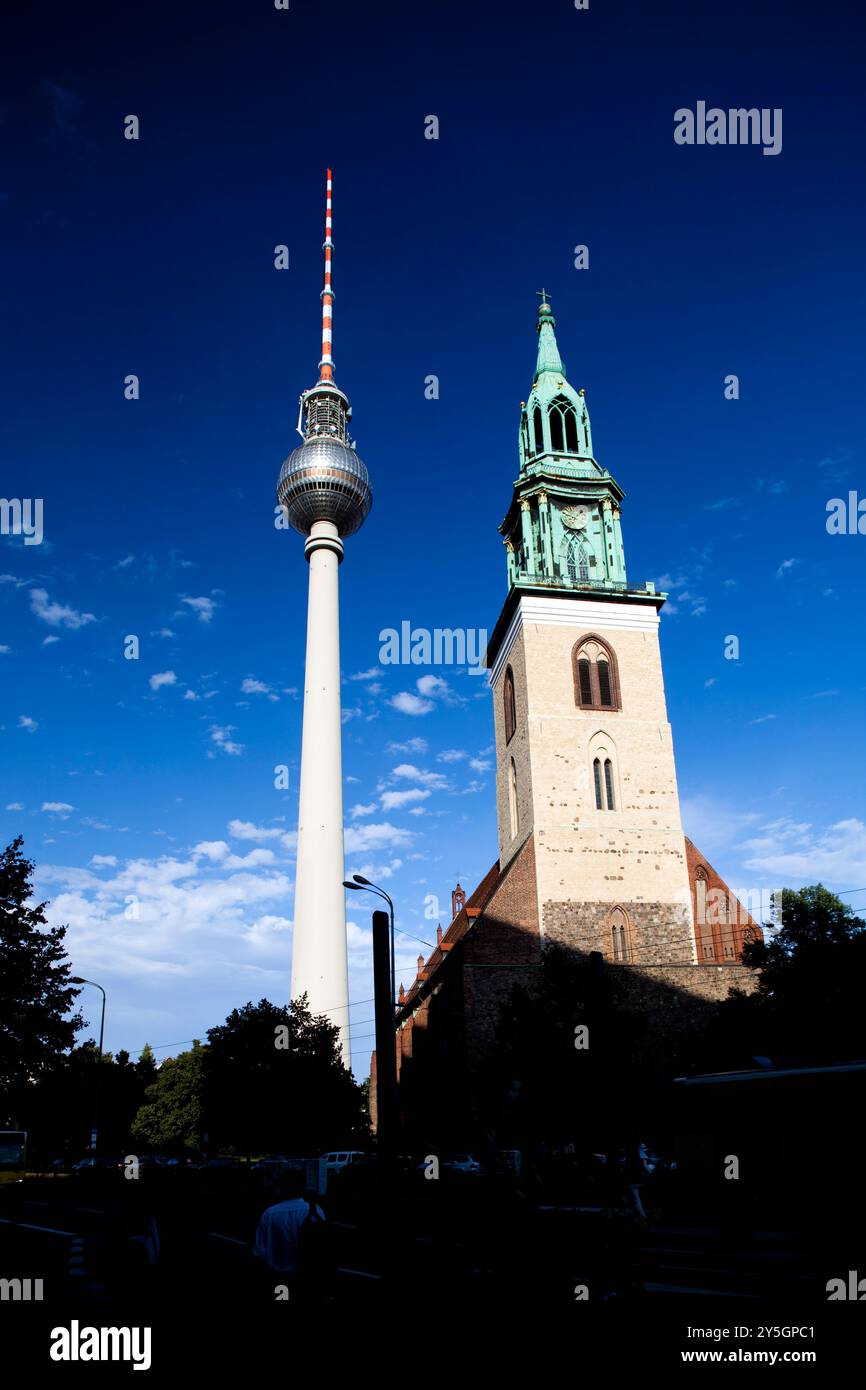 Der Fernsehturm steht neben der historischen Marienkirche in Berlin und zeigt die Mischung aus Moderne und Tradition. Stockfoto