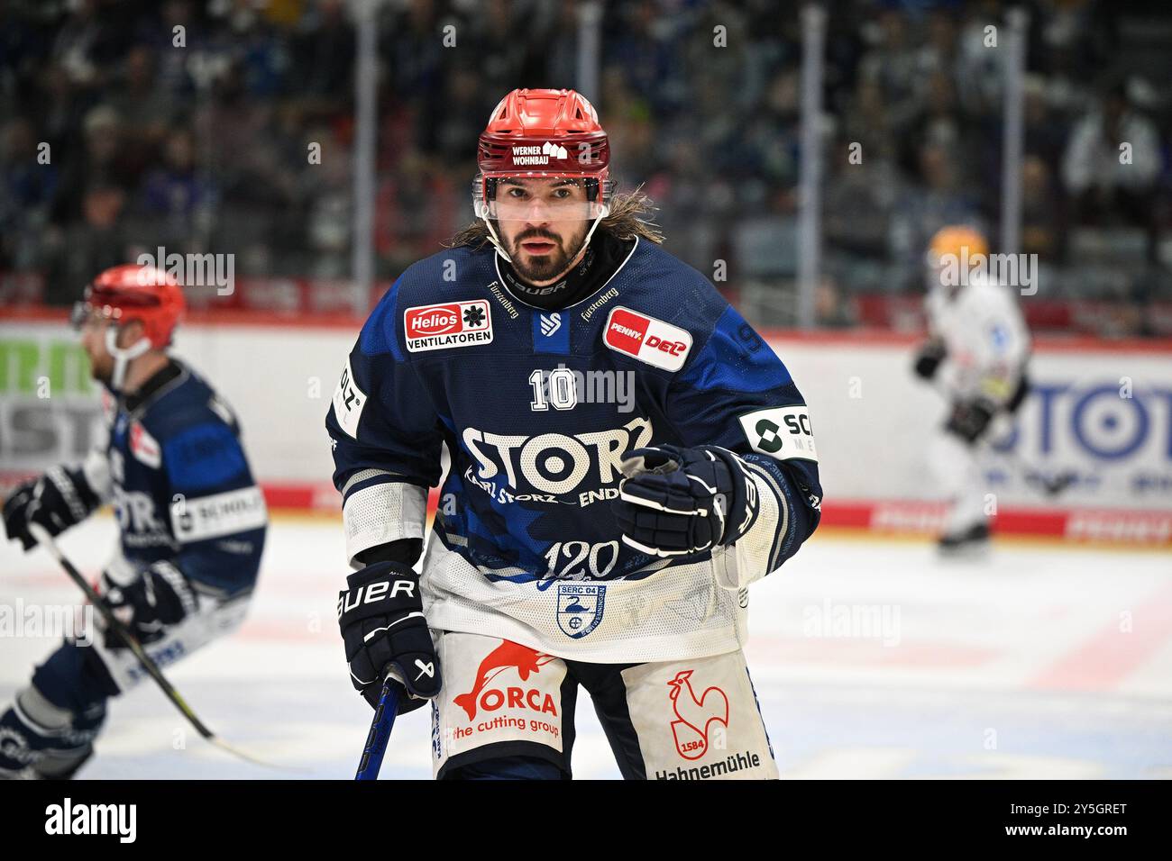 Mirko Hoefflin (Schwenninger Wild Wings #10) Schwenninger Wild Wings gegen Pinguins Bremerhaven, Eishockey, DEL, Spieltag 1, Saison 2024/2025, 22.09.2024 Foto: Eibner-Pressefoto/Sven Laegler Stockfoto