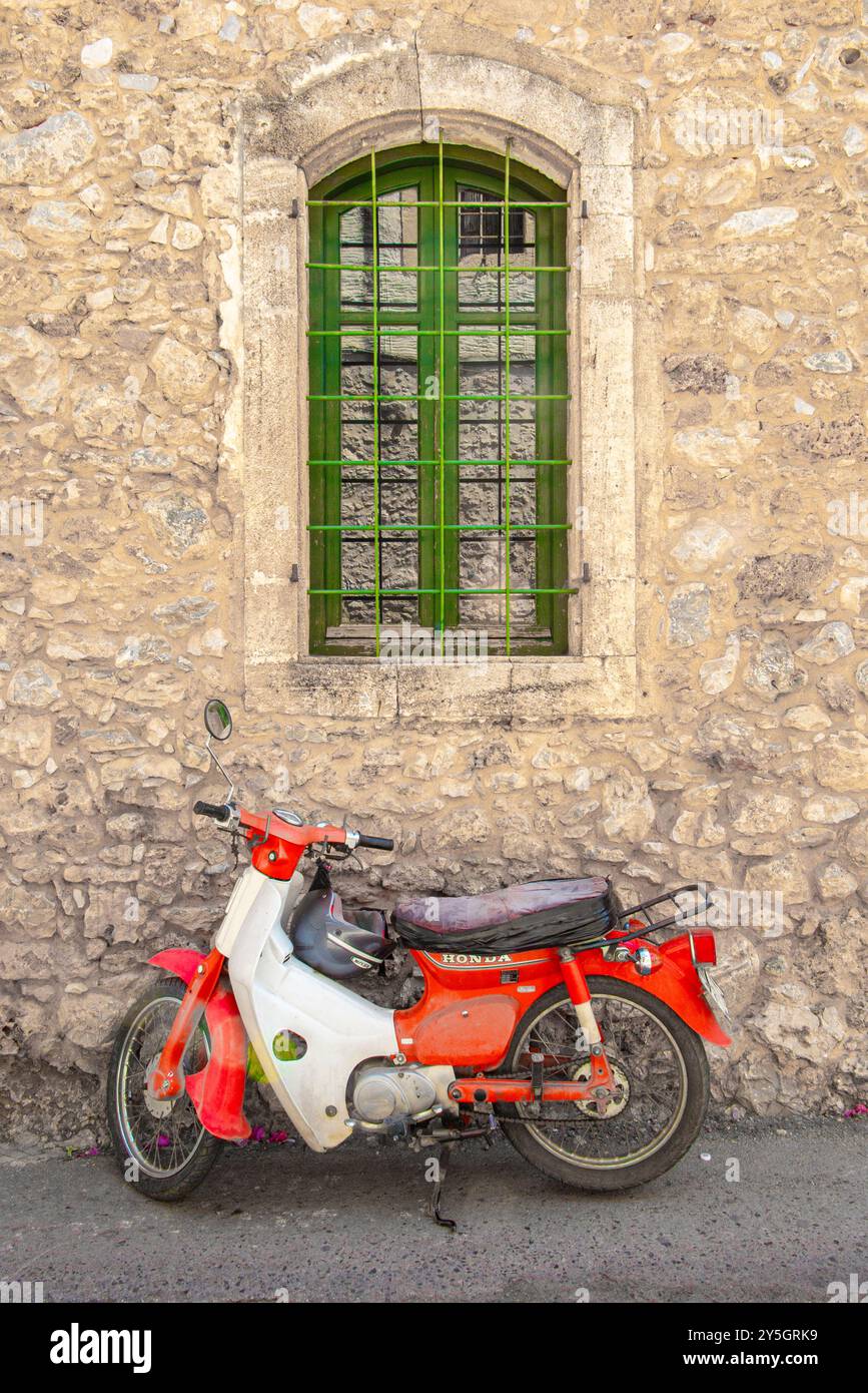 Ein Honda Passport-Motorrad raste in der hübschen Altstadt von Malia auf Kreta, Griechenland - ganz anders als die Partystadt, für die Malia bekannt ist. Stockfoto