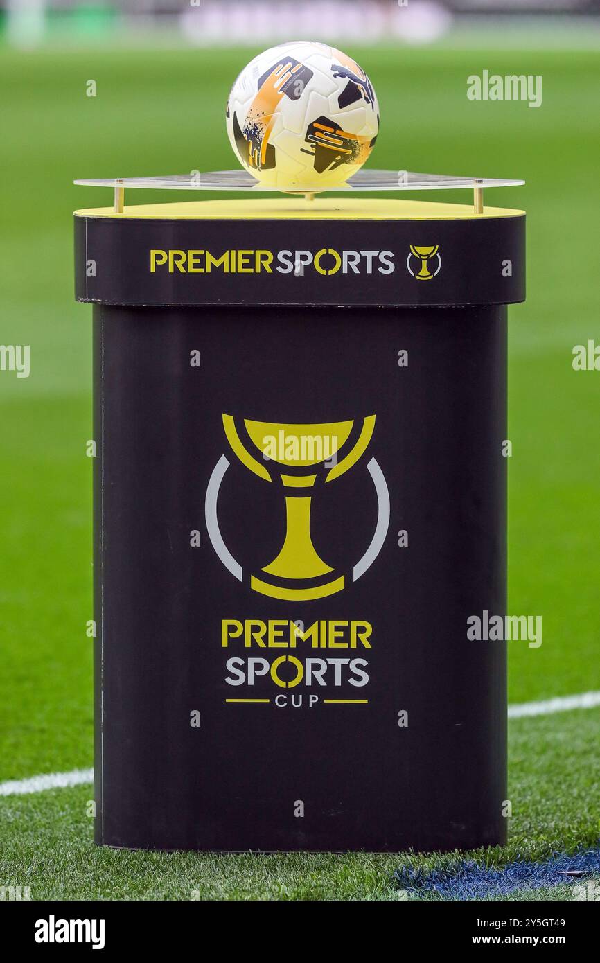 Fußball wurde speziell für den Premier Sports Cup entwickelt. Der Ball stand vor dem Spiel auf einem Sockel des Premier Sports Cups auf dem Ibrox-Feld Stockfoto