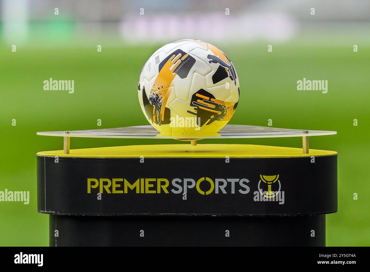 Fußball wurde speziell für den Premier Sports Cup entwickelt. Der Ball stand vor dem Spiel auf einem Sockel des Premier Sports Cups auf dem Ibrox-Feld Stockfoto