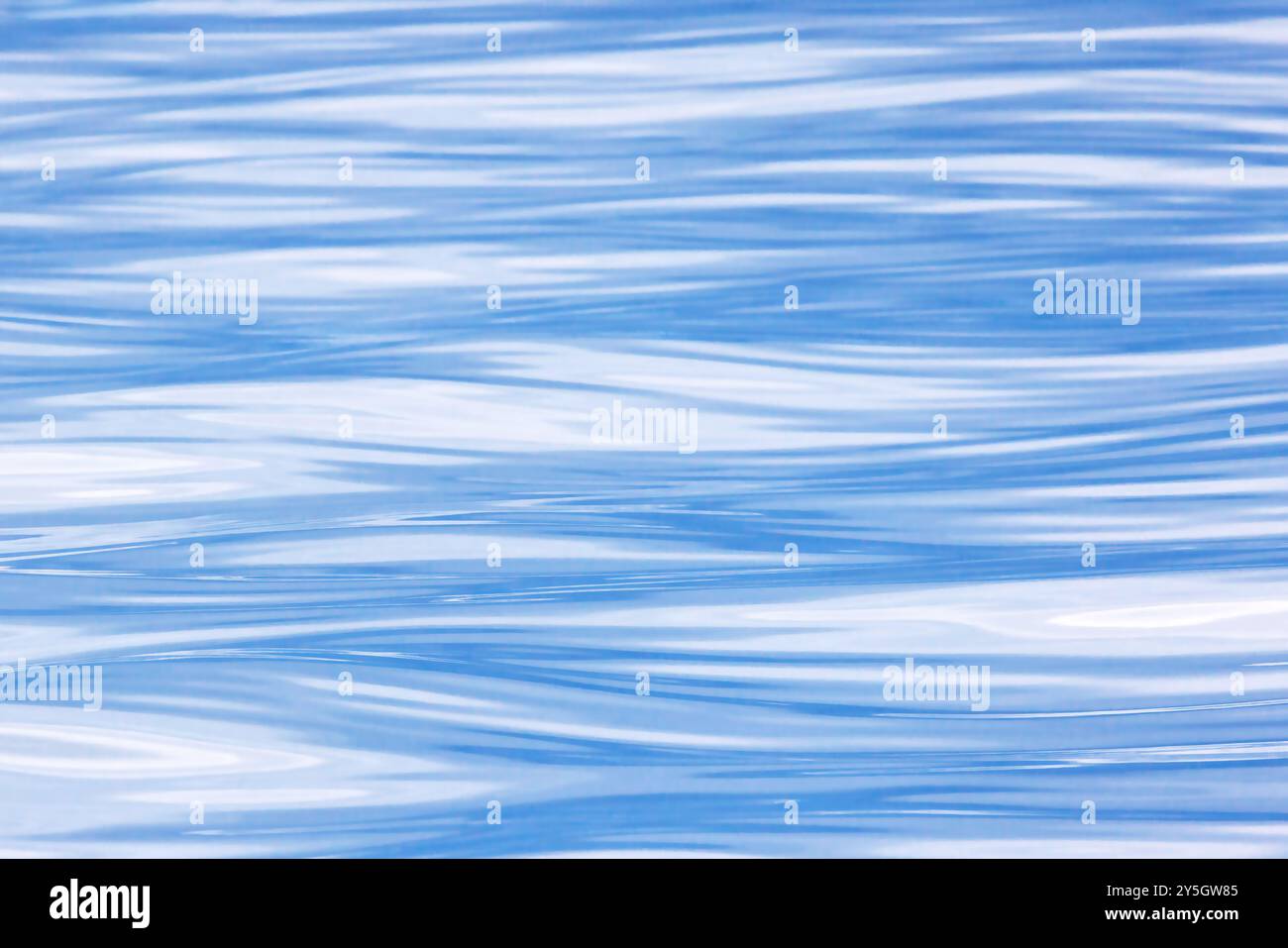 Abstrakte blaue Wellen. Details des kalten, schimmernden blauen Wassers des Arktischen Ozeans. Hintergrundtextur zum Hinzufügen von Text oder zur Verwendung als Overlay. Stockfoto