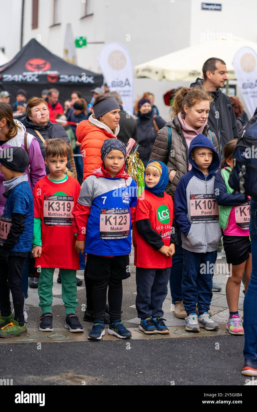 Leoben, Steiermark, Österreich - 09.14.2024: Grundschulkinder nehmen an karitativen Laufwettbewerben Teil. Stockfoto