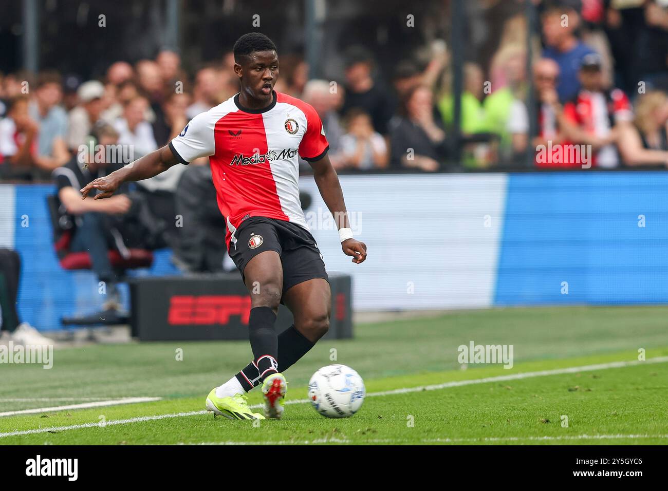 Rotterdam, Niederlande. September 2024. ROTTERDAM, NIEDERLANDE - 22. SEPTEMBER: Ibrahim Osman von Feyenoord schießt den Ball während des niederländischen Eredivisie-Spiels zwischen Feyenoord und NAC Breda im Stadion Feijenoord am 22. September 2024 in Rotterdam. (Foto: Hans van der Valk/Orange Pictures) Credit: dpa/Alamy Live News Stockfoto