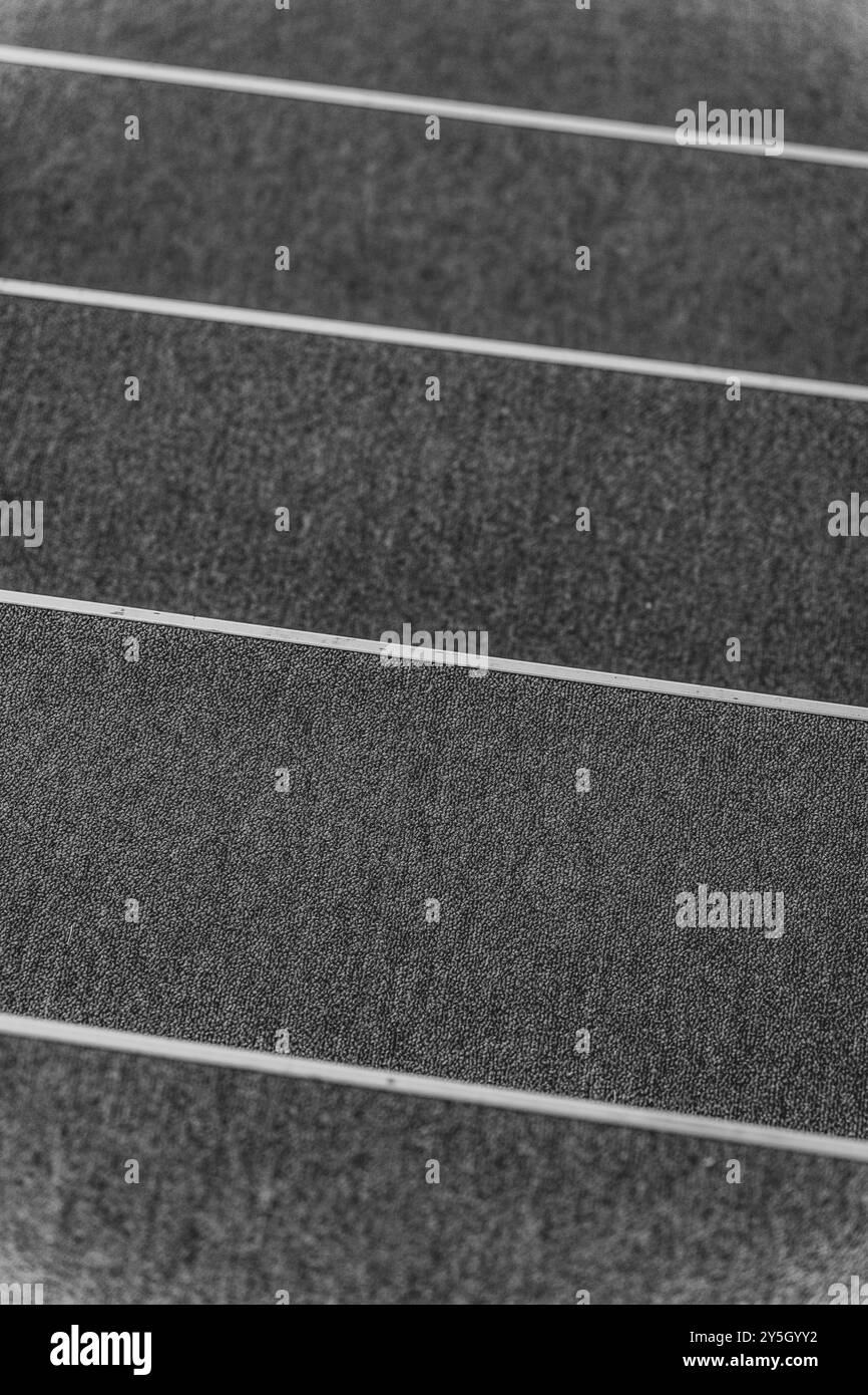 Schwarz-weiße Wandteppiche, Treppen mit weißen Kanten in einer Raumumgebung. Stockfoto