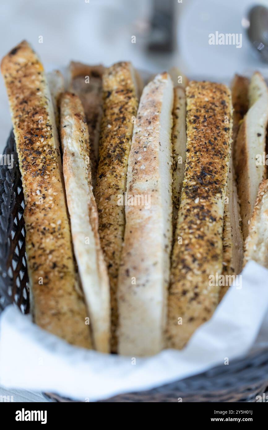 Nahaufnahme von Brotstäbchen mit Sesamsamen in einem Korb Stockfoto