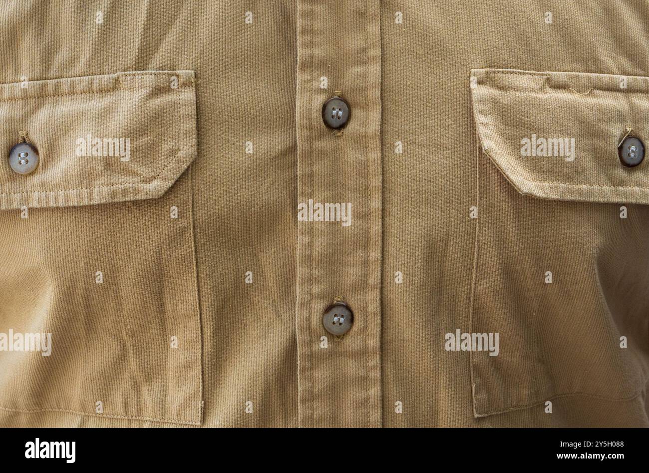 Braunes Khaki-T-Shirt mit Taschen und Knöpfen: Urban Everyday Style Stockfoto