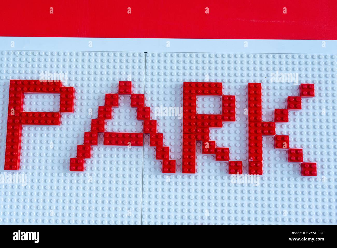Lernspaß: Kreatives Display mit Plastikwürfeln, die das Wort „Park“ buchstabieren Stockfoto