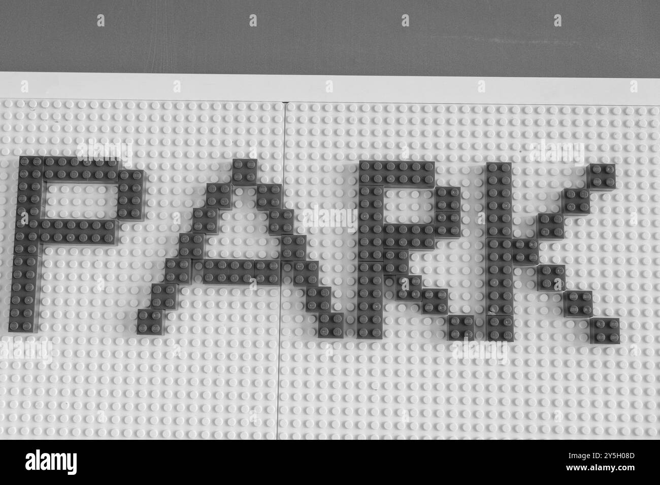 Lernspaß: Kreatives Display mit Plastikwürfeln, die das Wort „Park“ buchstabieren Stockfoto