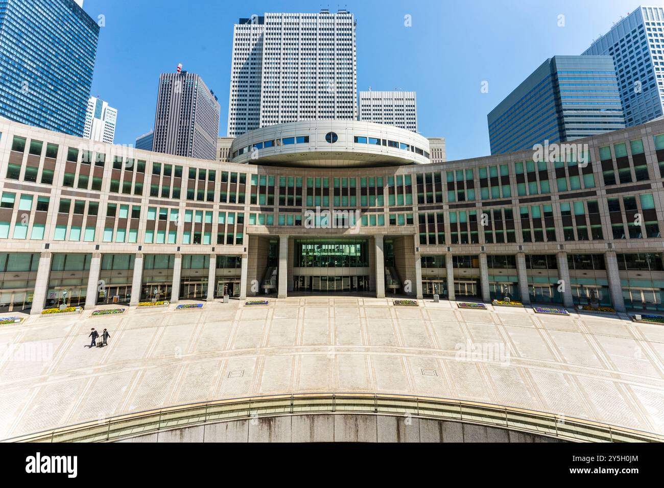 Das Metropolitan Assembly Gebäude und vor der Prefecture Hall Civil Plaza von der Tocho Street aus gesehen. Im Hintergrund mehrere Wolkenkratzer. Stockfoto