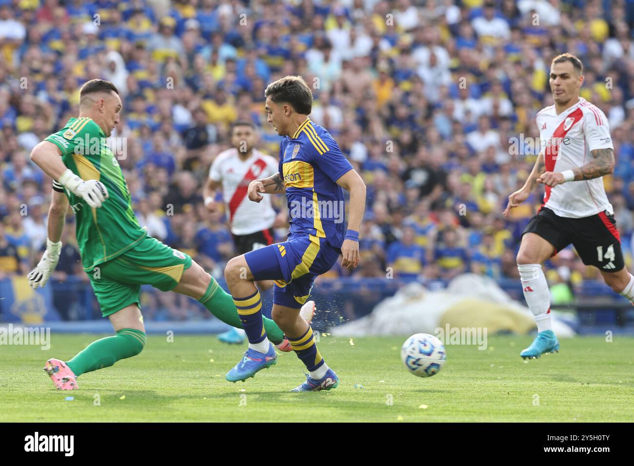 Buenos Aires, Argentinien. September 2024. River Plates Torhüter Franco Armani (L) schießt den nächsten Boca Juniors-Stürmer Ezequiel Zeballos (C) während des Argentine Professional Football League Turniers 2024 (Cesar Luis Menotti) im La Bombonera Stadion in Buenos Aires am 21. September 2024. Quelle: Alejandro Pagni/Alamy Live News Stockfoto