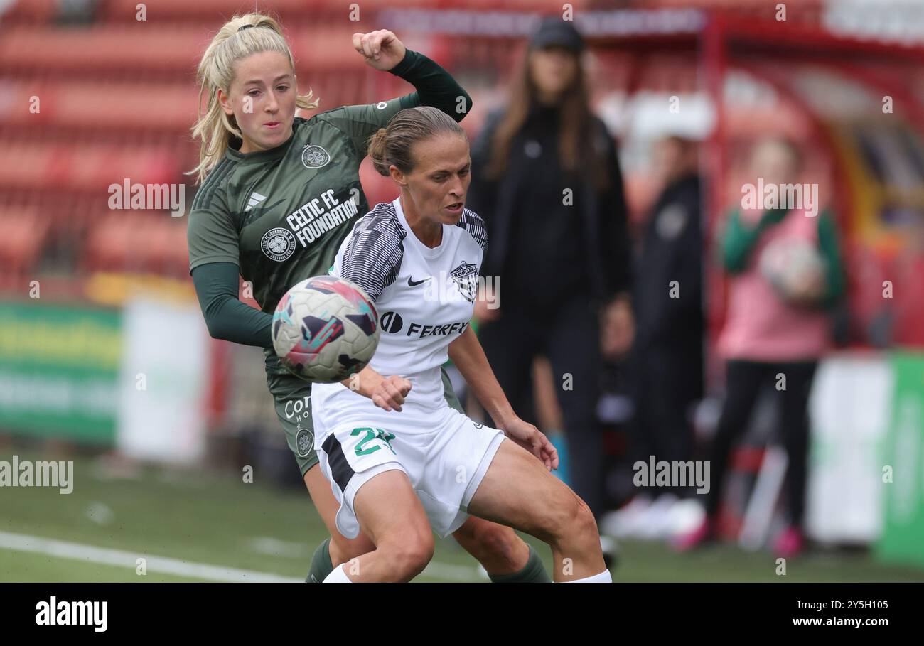 Celtic’s Lucy Ashworth Clifford und Vorsklas Iryna Podolska während der UEFA Women's Champions League, Qualifikation in der zweiten Runde, Spiel im ersten Leg im Albert Bartlett Stadium, Airdrie. Bilddatum: Sonntag, 22. September 2024. Stockfoto