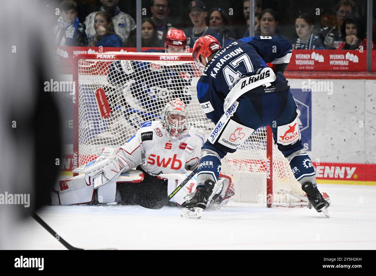 Maximilian Franzreb (Pinguins Bremerhaven #56) Torschütze Alexander Karachun (Schwenninger Wild Wings #47) Schwenninger Wild Wings gegen Pinguins Bremerhaven, Eishockey, DEL, Spieltag 1, Saison 2024/2025, 22.09.2024 Foto: Eibner-Pressefoto/Sven Laegler Stockfoto