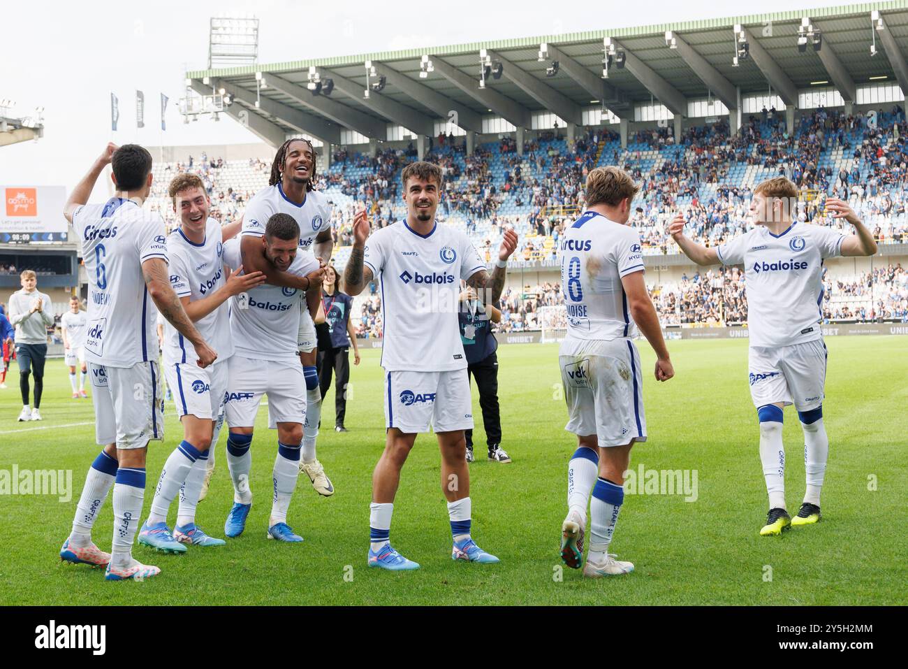 Die Spieler von Gent feiern nach dem Gewinn eines Fußballspiels zwischen Club Brugge KV und KAA Gent am Sonntag, den 22. September 2024 in Brügge, am 8. Tag der Saison 2024-2025 der ersten Liga der „Jupiler Pro League“ der belgischen Meisterschaft. BELGA FOTO KURT DESPLENTER Stockfoto