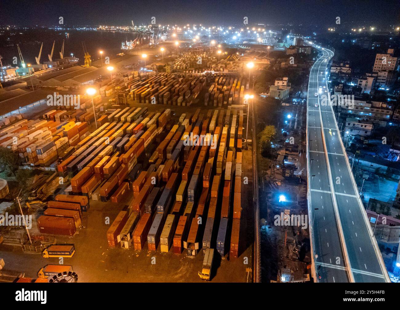 Chittagong, Chattogram, Bangladesch. September 2024. Aus der Vogelperspektive des Chittagong Elevated Expressway, eines Bangladeschs zweiten Hochrastbahnprojekts, das den internationalen Flughafen Shah Amanat mit dem Lalkhan Basar verbinden wird. Das Max-Ranken Joint Venture hat einen Vertrag mit der Chittagong Development Authority für den Bau des Chittagong Elevated Expressway abgeschlossen. Sie wird 16 km (9,9 mi) lang sein (Foto: © Md. Zakir Hossain/Pacific Press via ZUMA Press Wire) NUR REDAKTIONELLE VERWENDUNG! Nicht für kommerzielle ZWECKE! Stockfoto