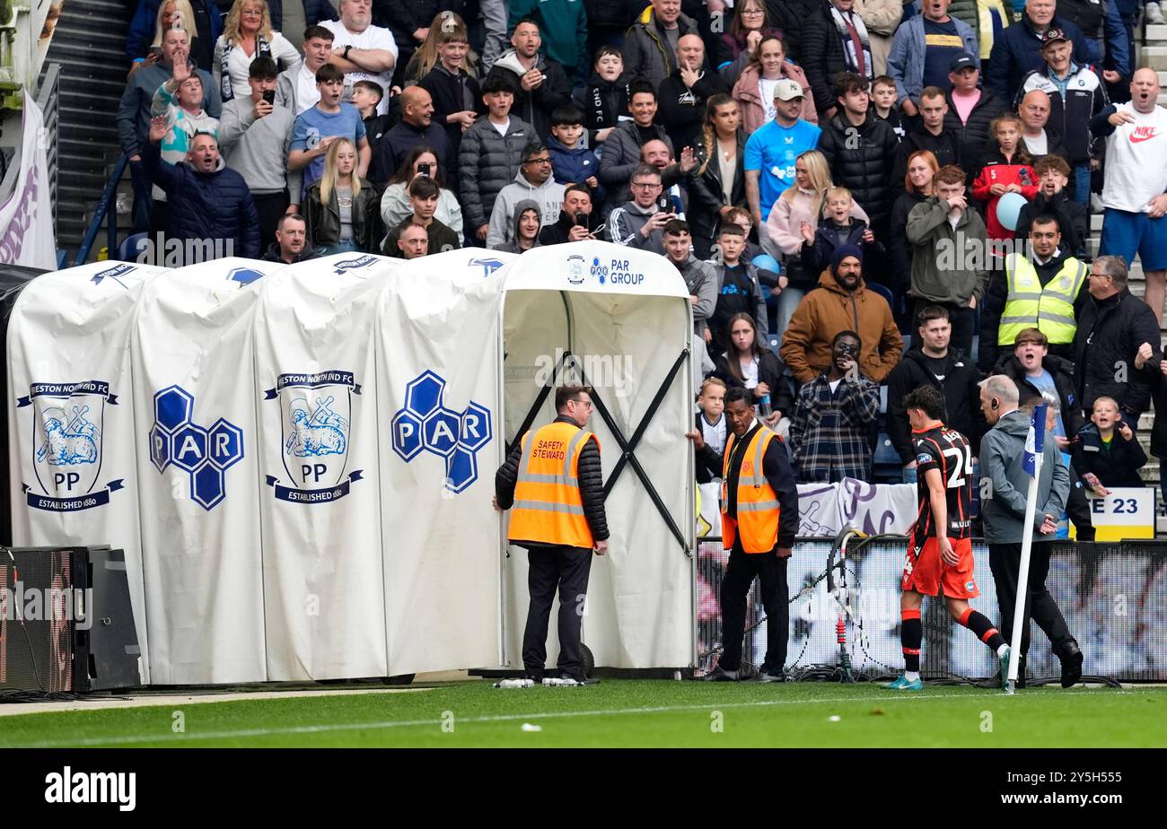 Owen Beck der Blackburn Rovers verlässt das Spiel, nachdem er während des Sky Bet Championship Matches in Deepdale, Preston, eine rote Karte gezeigt hat. Bilddatum: Sonntag, 22. September 2024. Stockfoto