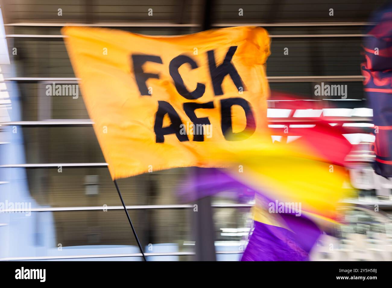 Potsdam, Deutschland. September 2024. Eine AntiAfDFahne mit den