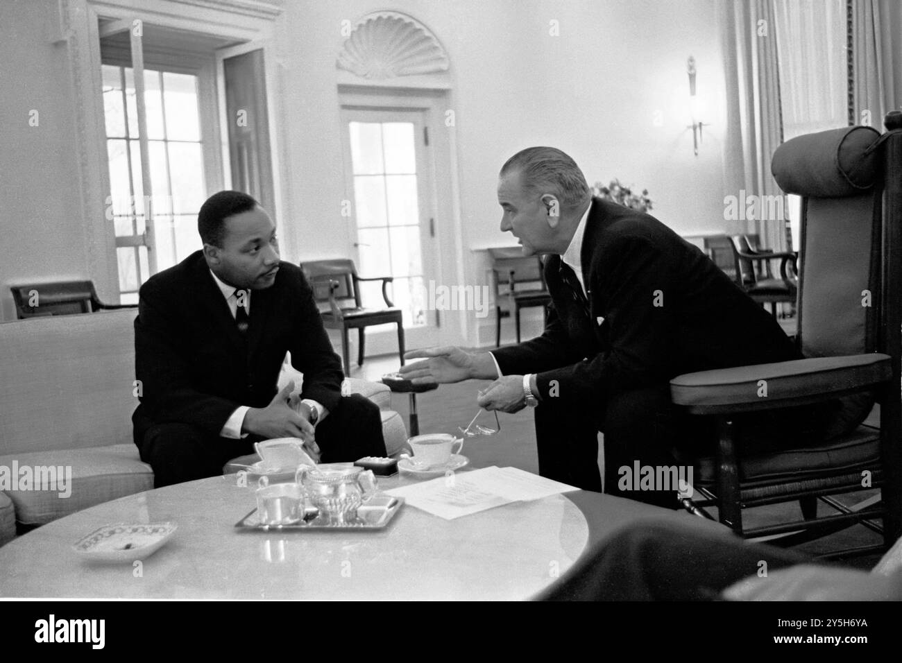 Präsident Lyndon B. Johnson trifft sich mit Martin Luther King Jr im Oval Office, Weißen Haus, 3. Dezember 1963 - Foto von Yoichi Okamoto (Foto des Weißen Hauses) Stockfoto