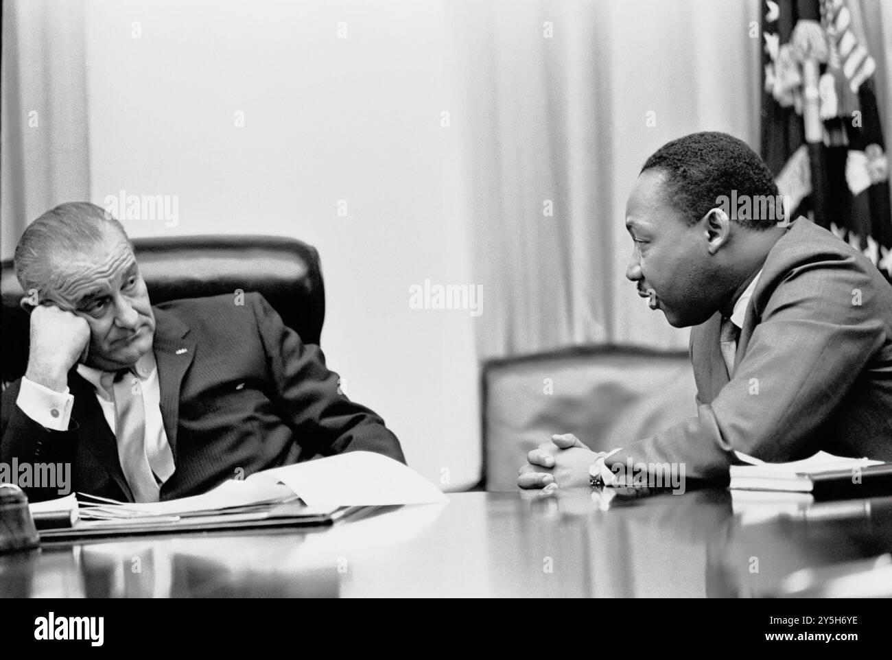 Präsident Lyndon B. Johnson trifft sich mit Martin Luther King Jr. im Kabinettsaal des Weißen Hauses, 18. März 1966 - Foto: Yoichi Okamoto Stockfoto