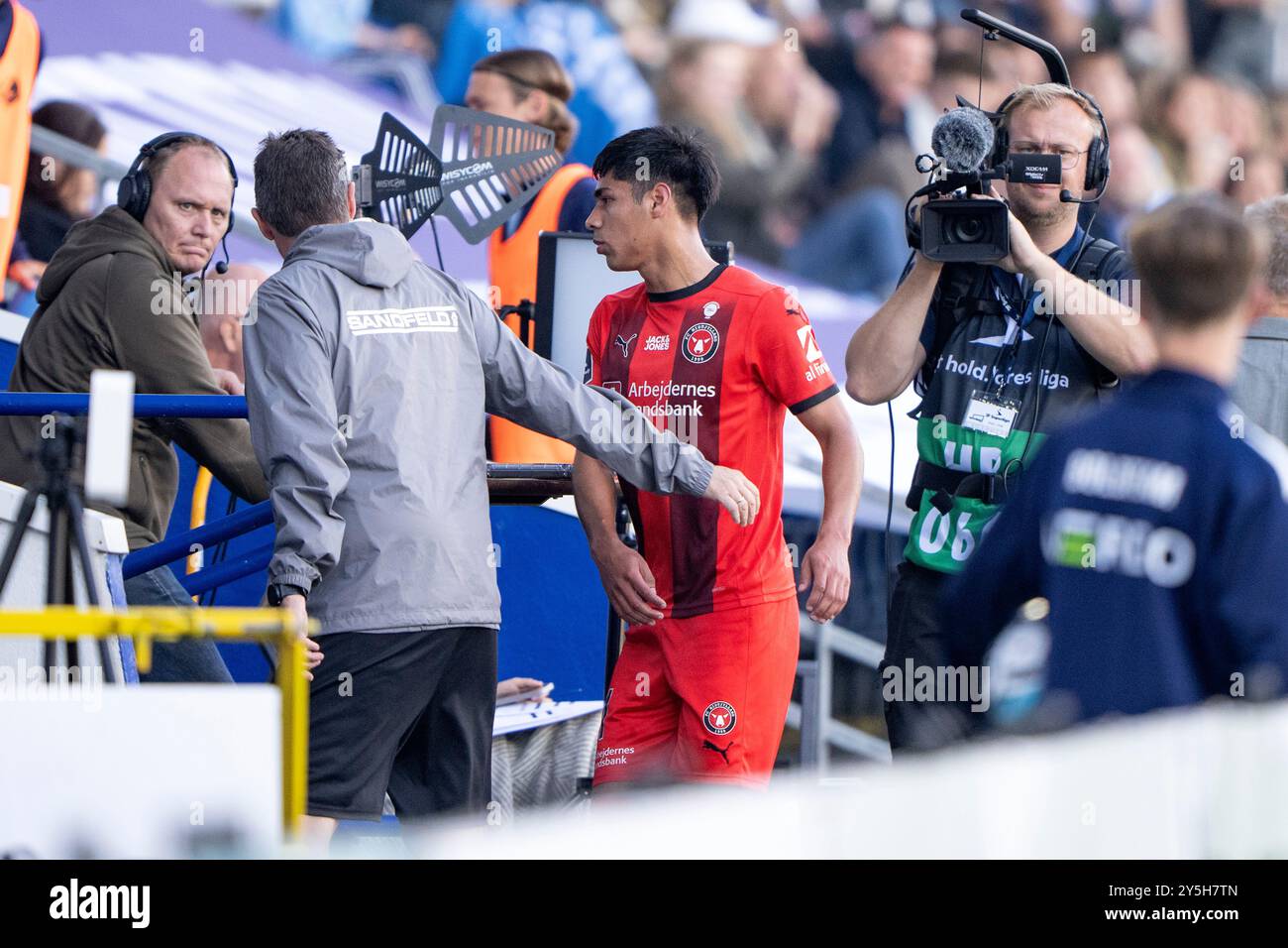 Randers, Dänemark. September 2024. Nach einem VAR-Check wechselt Schiedsrichter Mads-Kristoffer Kristoffersen eine gelbe Karte in eine rote und schickt Dario Osorio aus dem FC Midtjylland früh im Superliga-Spiel zwischen Randers FC und dem FC Midtjylland im Cepheus Park Randers am Sonntag, den 22. September 2024. (Foto: Bo Amstrup/Ritzau Scanpix) Credit: Ritzau/Alamy Live News Stockfoto