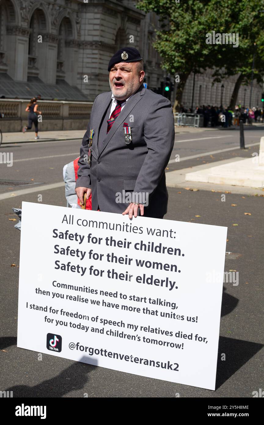 Whitehall, London, Großbritannien. September 2024. Ein Mann protestierte heute neben dem Cenotaph in Whitehall gegen die vergessenen Veteranen Großbritanniens. Er hielt ein Banner, das besagte, dass alle Kommunen Sicherheit für ihre Kinder, Frauen und älteren Menschen wollen. Auf dem Banner steht auch, dass er für die Redefreiheit steht. Kredit: Maureen McLean/Alamy Stockfoto